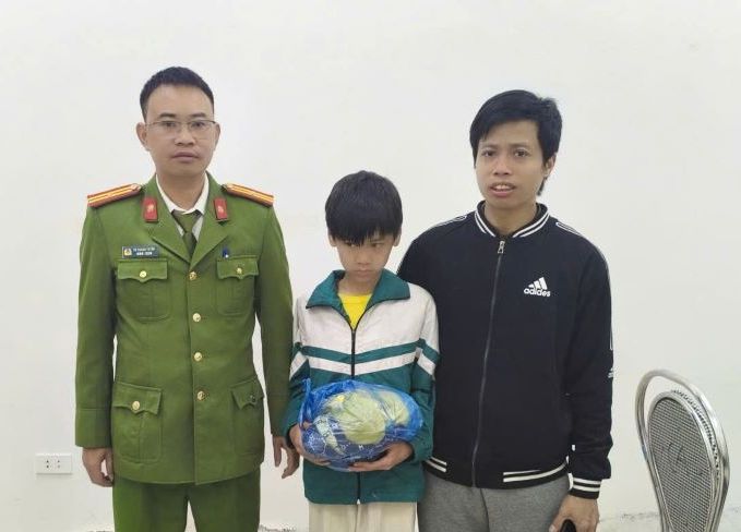 Công an xã Gia Lộc kịp thời đưa cháu bé đi lạc về với gia đình